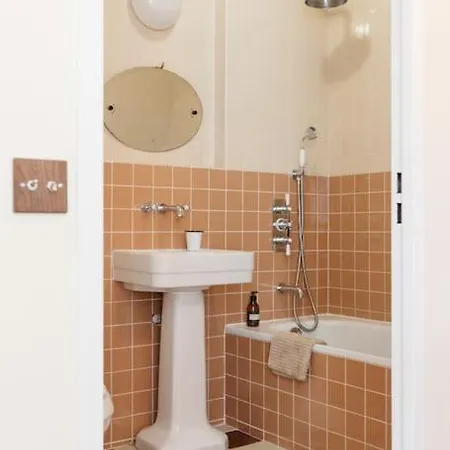 Διαμέρισμα Design One Bedroom With Balcony